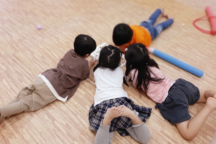 みんなで絵本を見よう