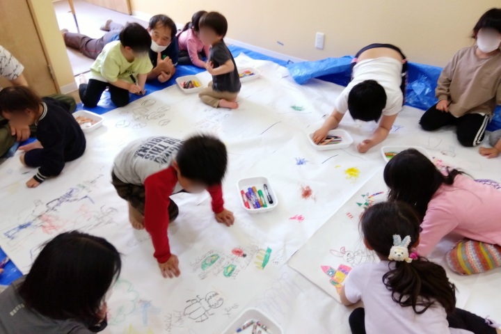 大きな紙に絵を描こう