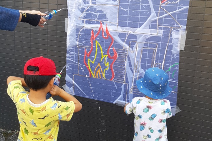 きのね　水鉄砲あそび