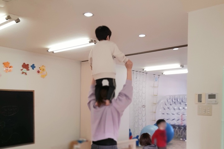 子どもとスタッフの笑顔