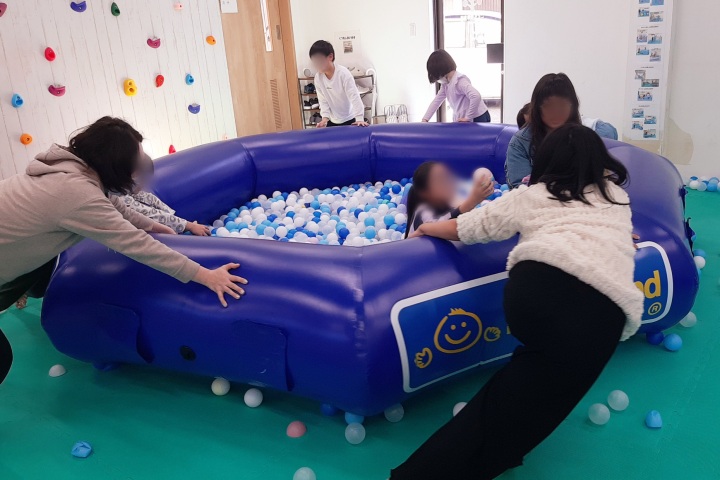 ボールプールでぐるぐるあそび