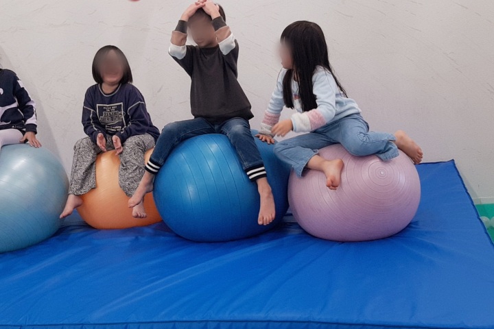 バランスボールに乗って