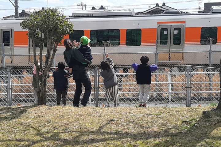 電車の見える公園で