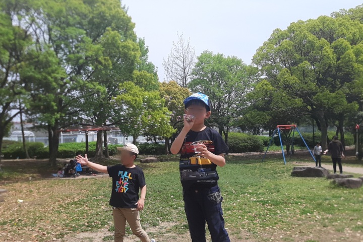 緑溢れる公園で