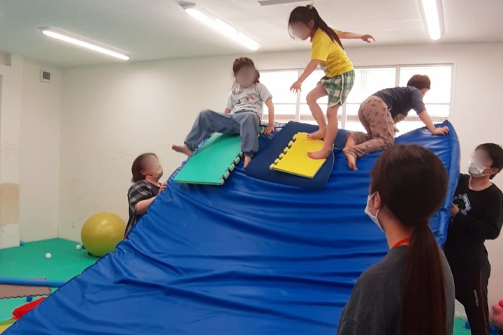 マットを滑り降りよう！