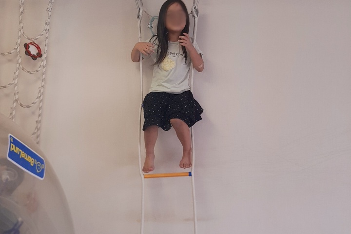 クライミングラダーの上で