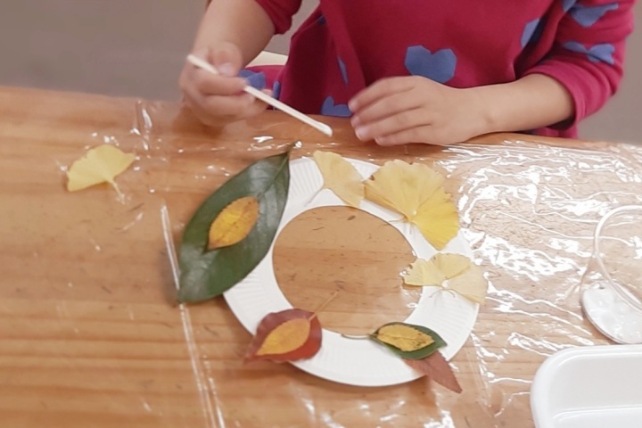 落ち葉拾いと落ち葉アート